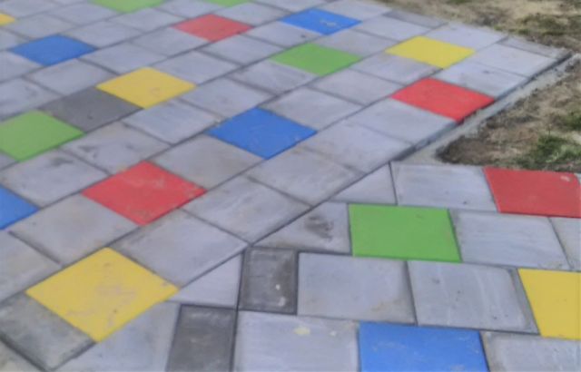 Tegelpad met gekleurde tegels