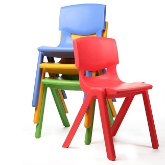 Set van 12 stapelbare stoelen van kunststof. multicolour
